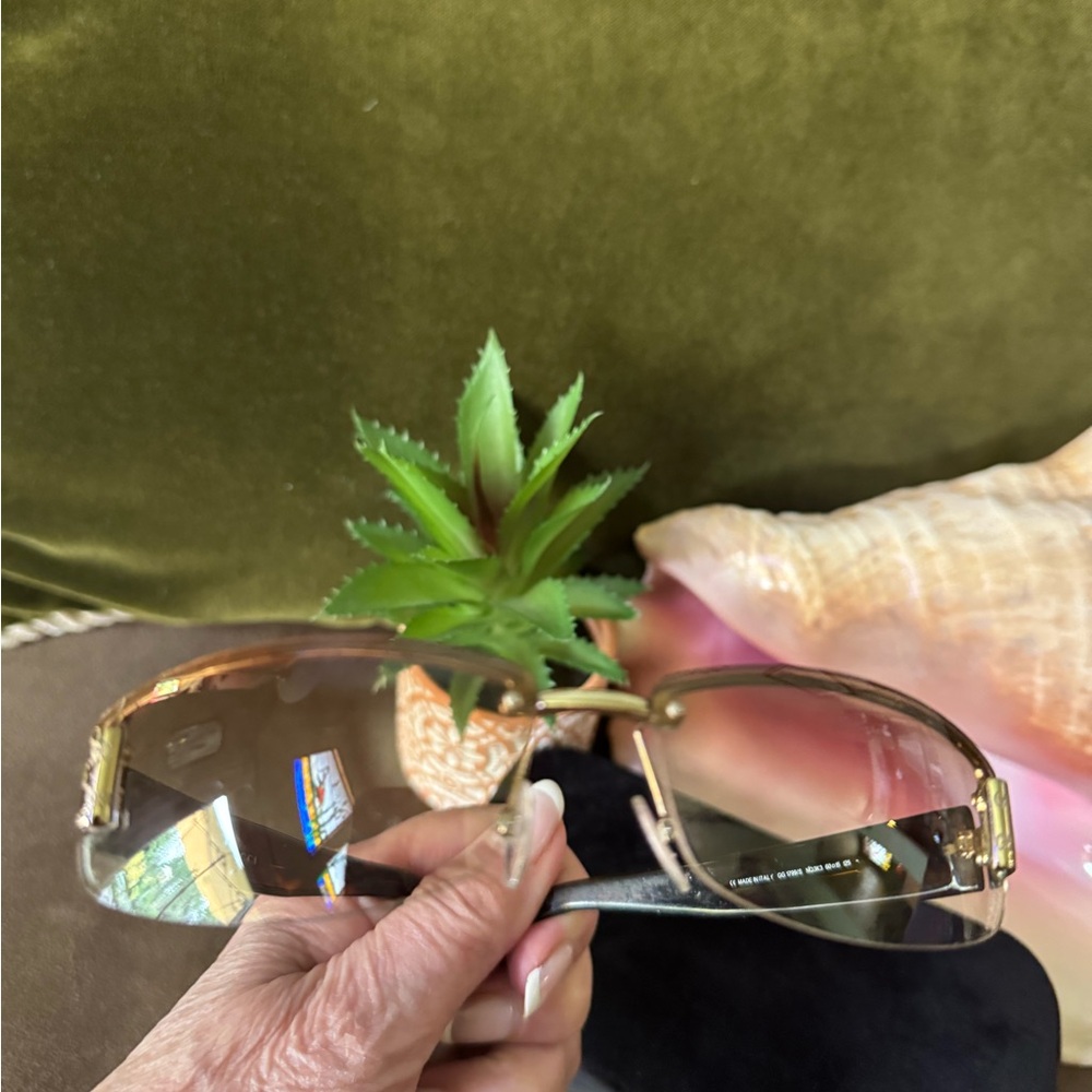 Gucci Sunnies with Case - Picture 4 of 16